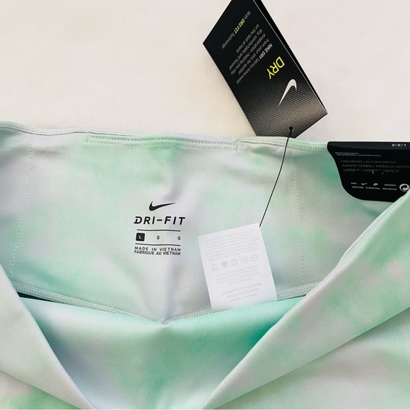 Nike | Women’s Nike Clash Biker Shorts - Picture 4 of 8